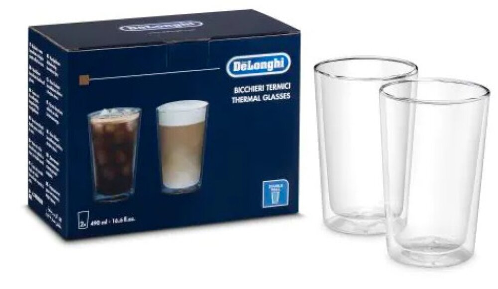 Dwa szklanki termiczne w pudełku. Pudełko pokazuje zdjęcia napojów. Białe tło, szklanki są przezroczyste.