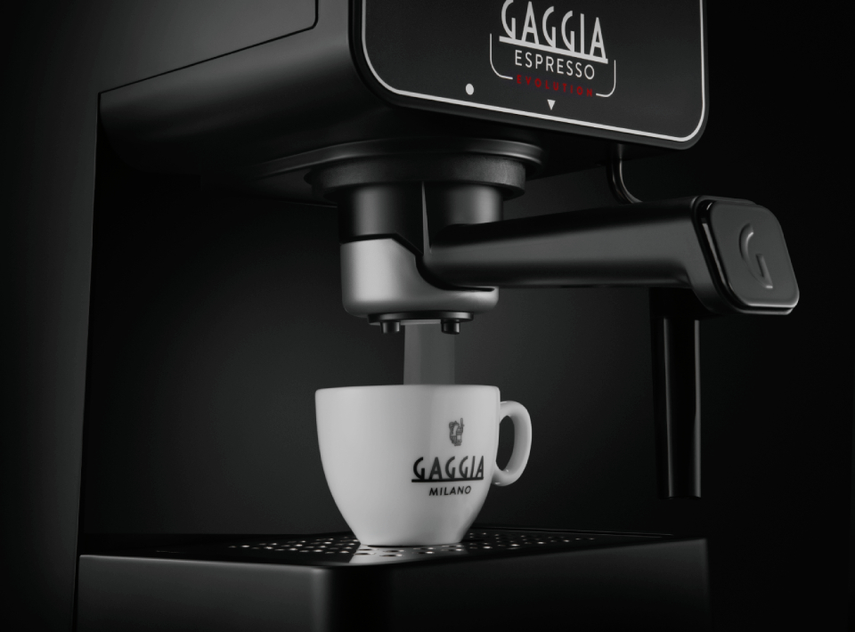 Egy Gaggia eszpresszógép, amely kávét készít egy fehér csészébe, rajta a Gaggia logóval.