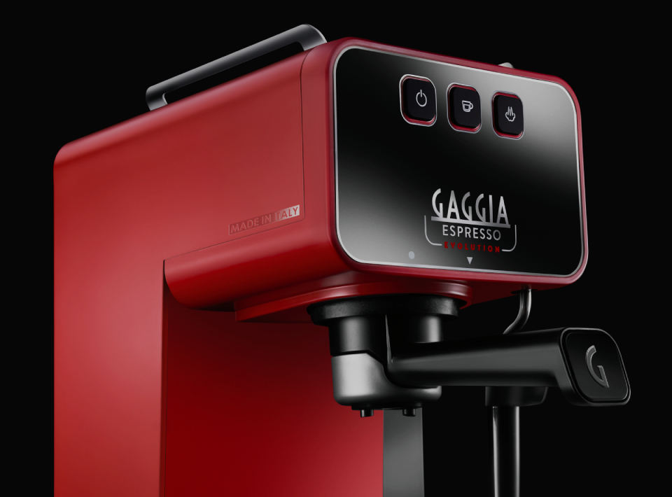 Piros Gaggia eszpresszógép, fekete fogantyúval, fekete hátterű vezérlőpanellel.