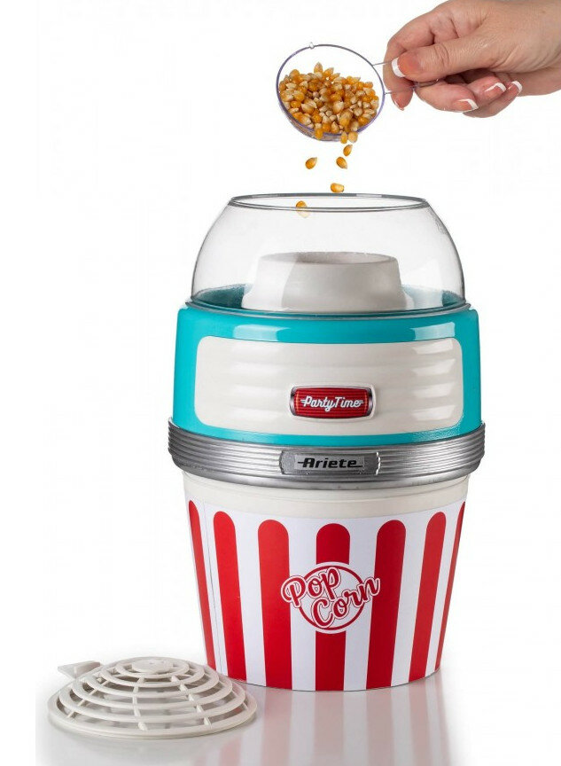 Maszyna do popcornu w stylu retro, do której wsypywane są ziarna.