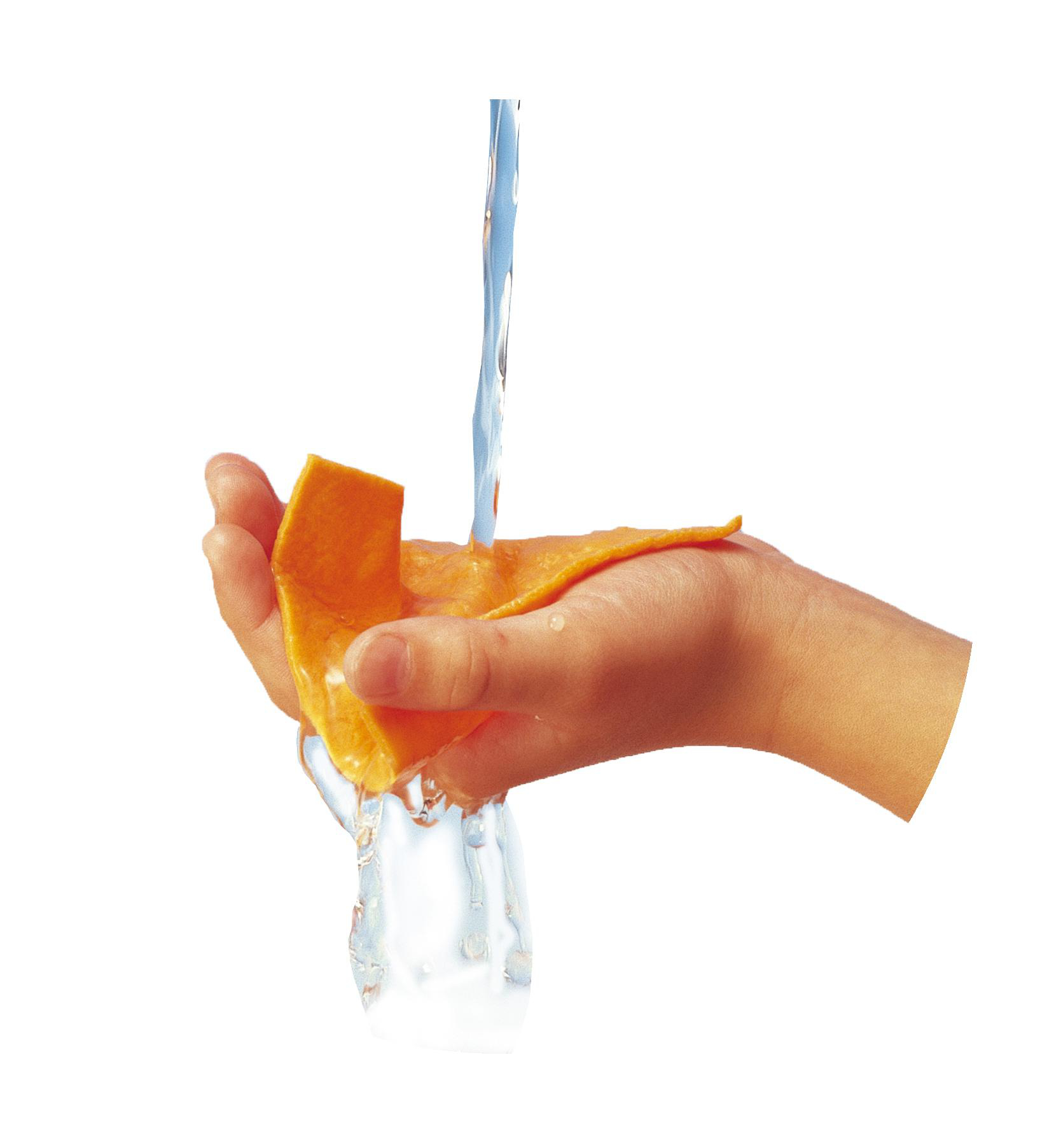 Hand, die einen Schwamm hält, der mit Wasser gewaschen wird. Wasser fließt von oben.
