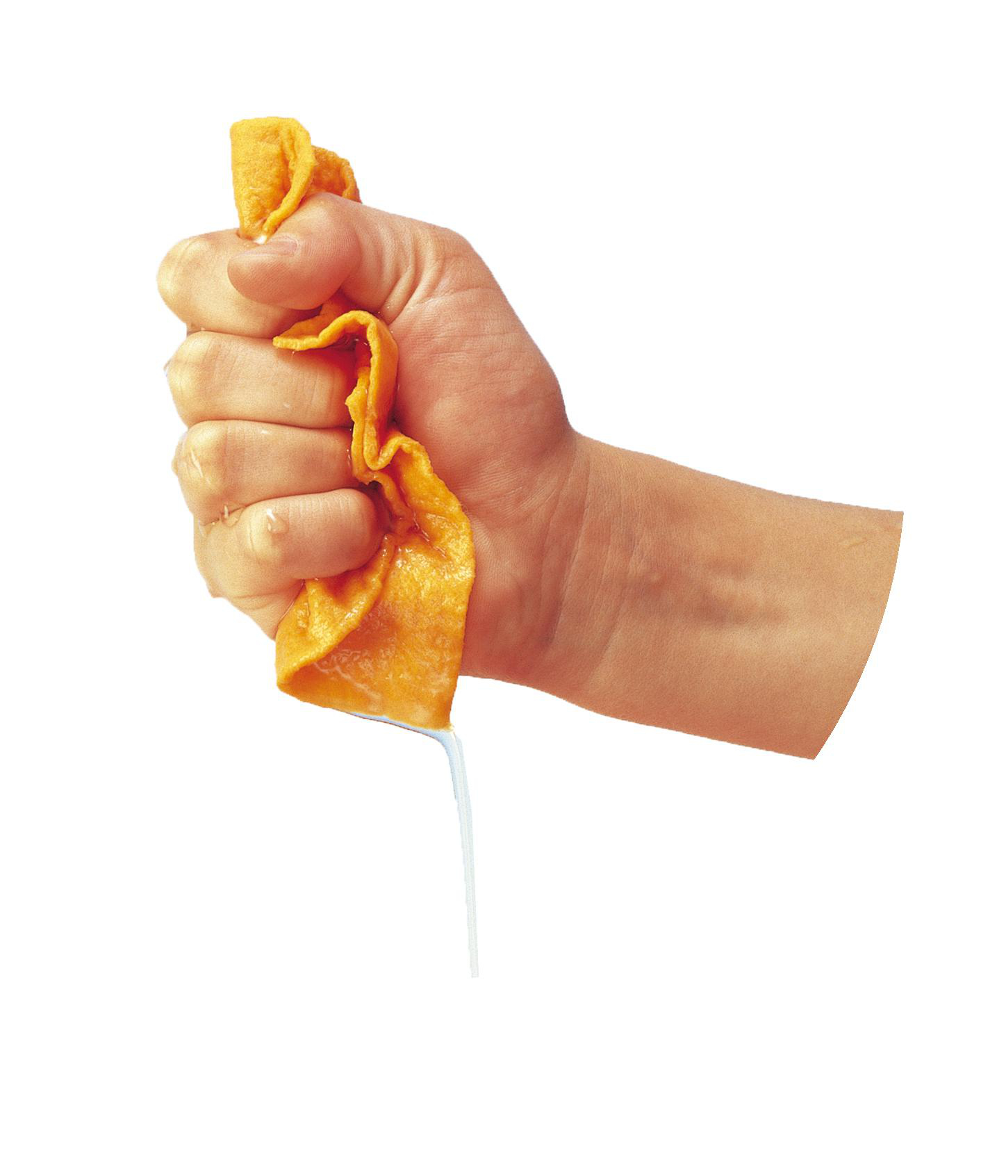 Eine Hand quetscht ein orangefarbenes Tuch aus, Wasser tropft heraus. Der Hintergrund ist weiß.