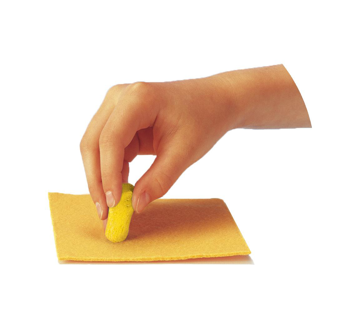 Eine Hand, die einen gelben Ohrstöpsel auf einem gelben Pad hält, vor weißem Hintergrund.