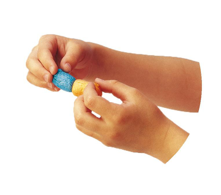 Hände halten drei bunte Schaumstoffteile: blau, gelb und orange, isoliert auf Weiß.