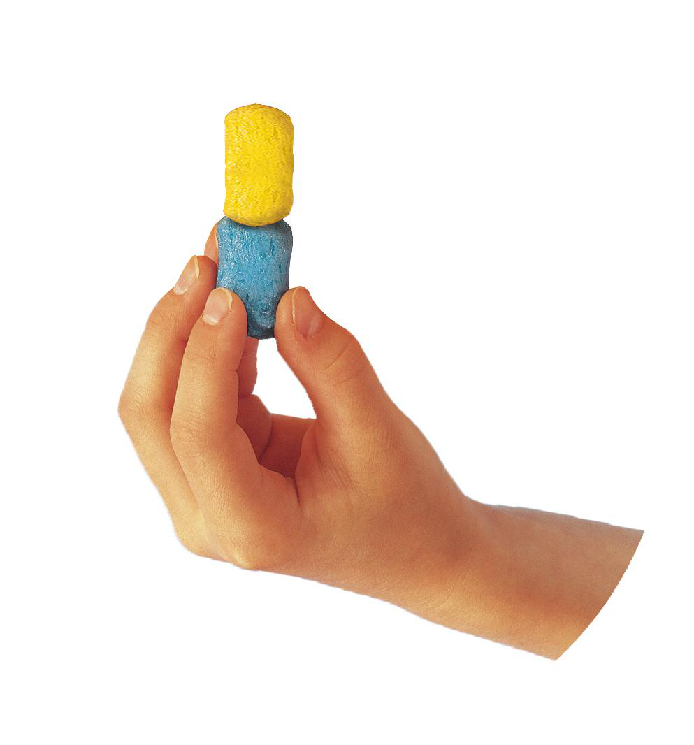 Eine Hand, die zwei Ohrenstöpsel aus Schaumstoff hält, blau und gelb, vor weißem Hintergrund.