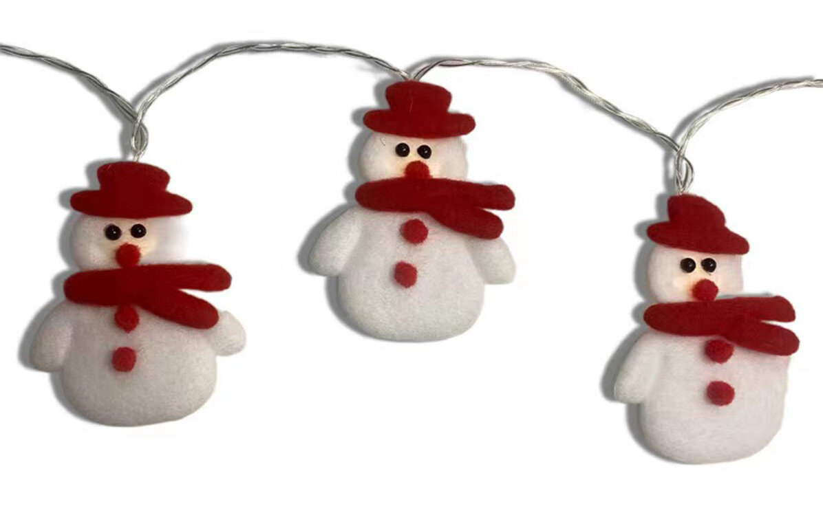 Szereg trzech świateł choinkowych w kształcie bałwanka; białe ciała, czerwone czapki i szaliki na białym tle.