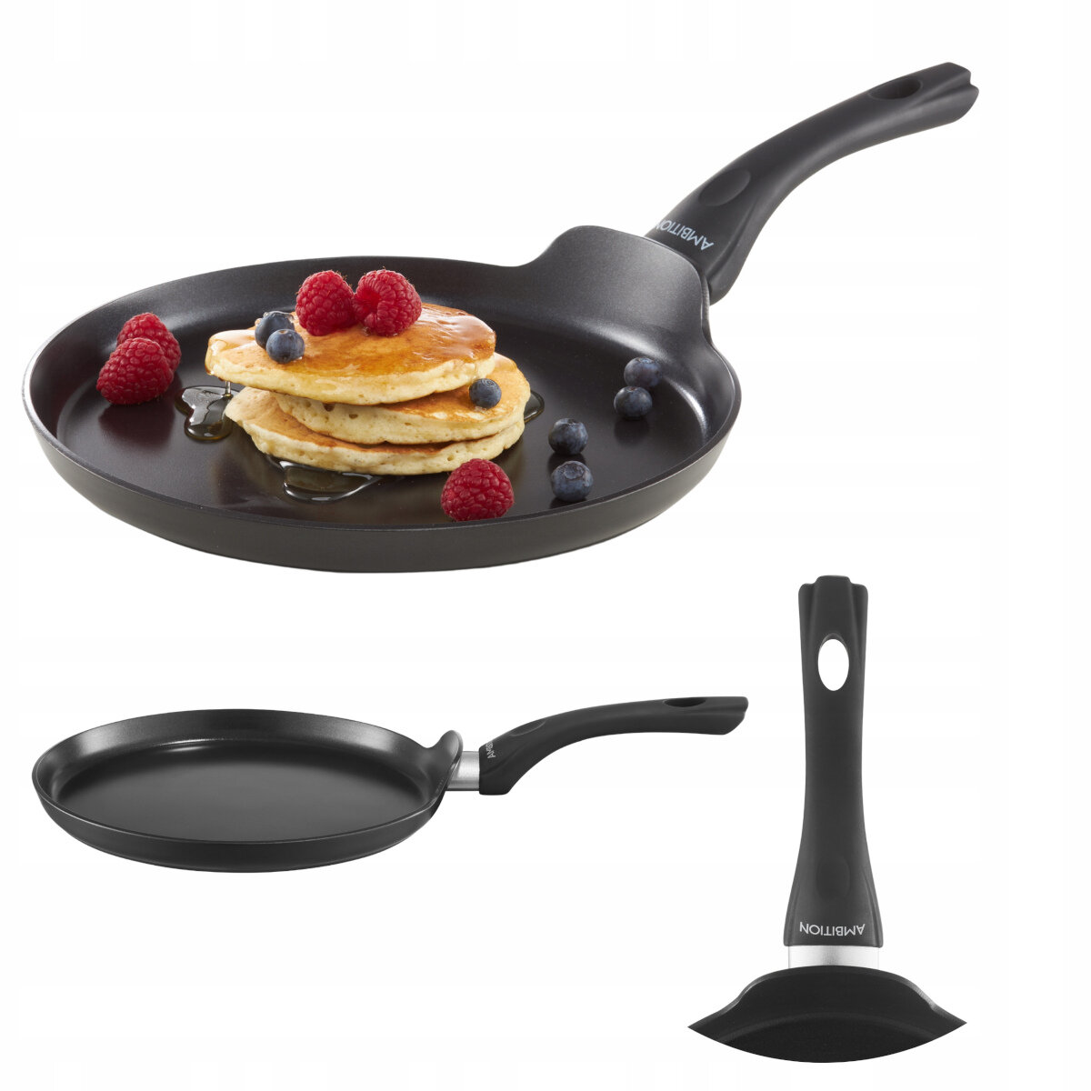 Naleśniki z syropem i jagodami na czarnej patelni, z dwiema innymi patelniami i szpatułką.