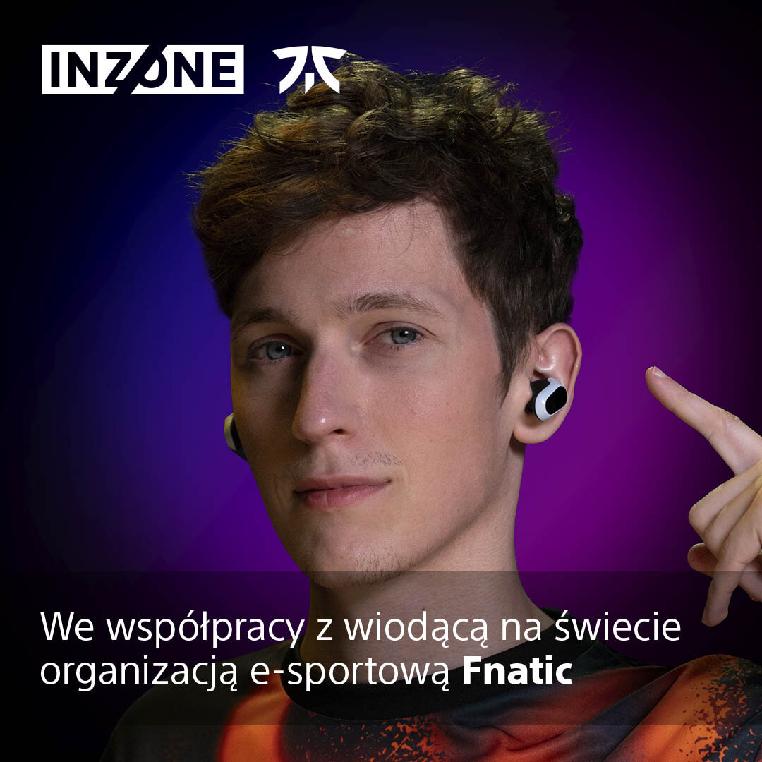 Młody mężczyzna w słuchawkach, wskazujący w prawo. Widoczne logo INZONE i Fnatic.