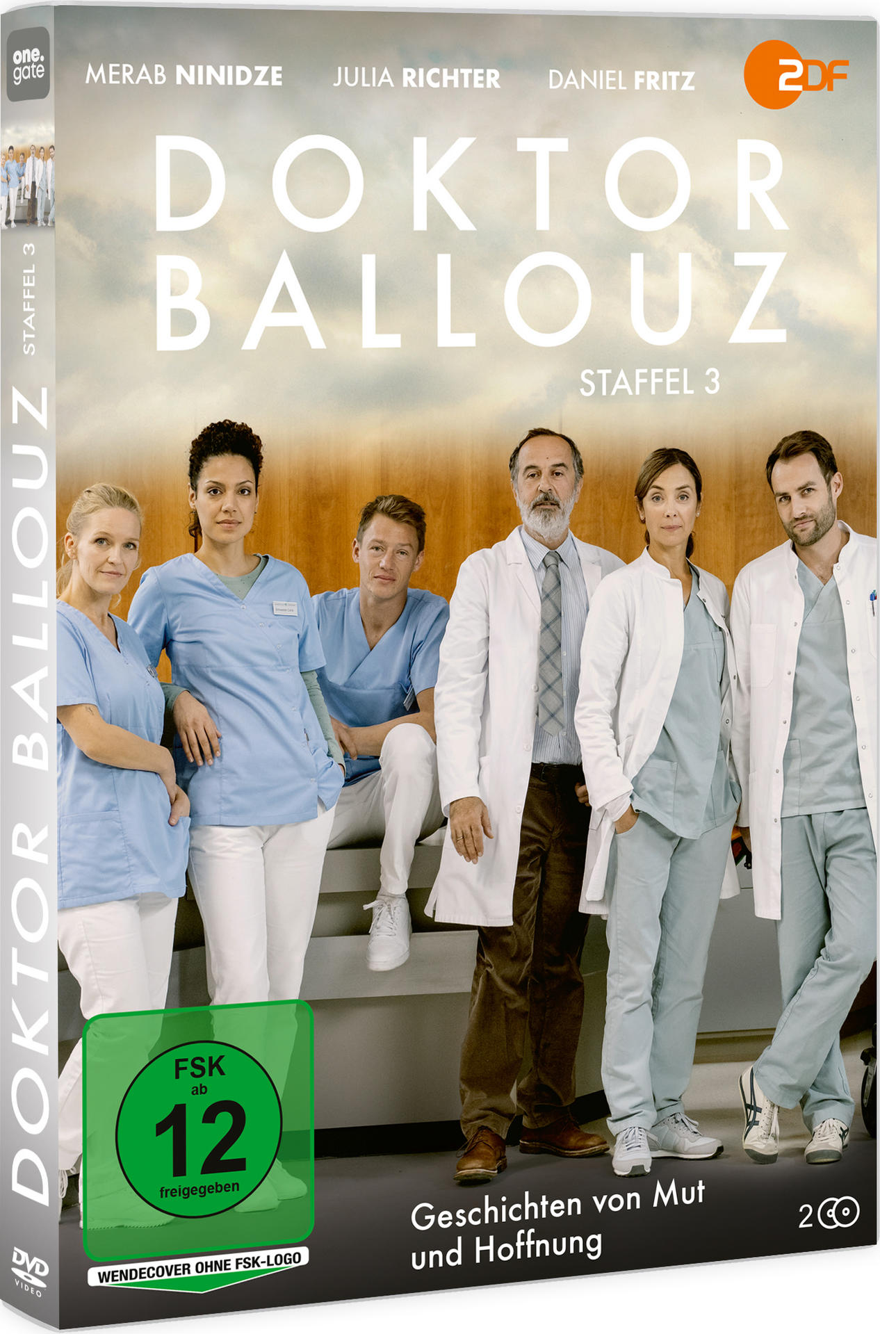 DVD-Cover von Doktor Ballouz, Staffel 3, mit Schauspielern vor bewölktem Hintergrund.