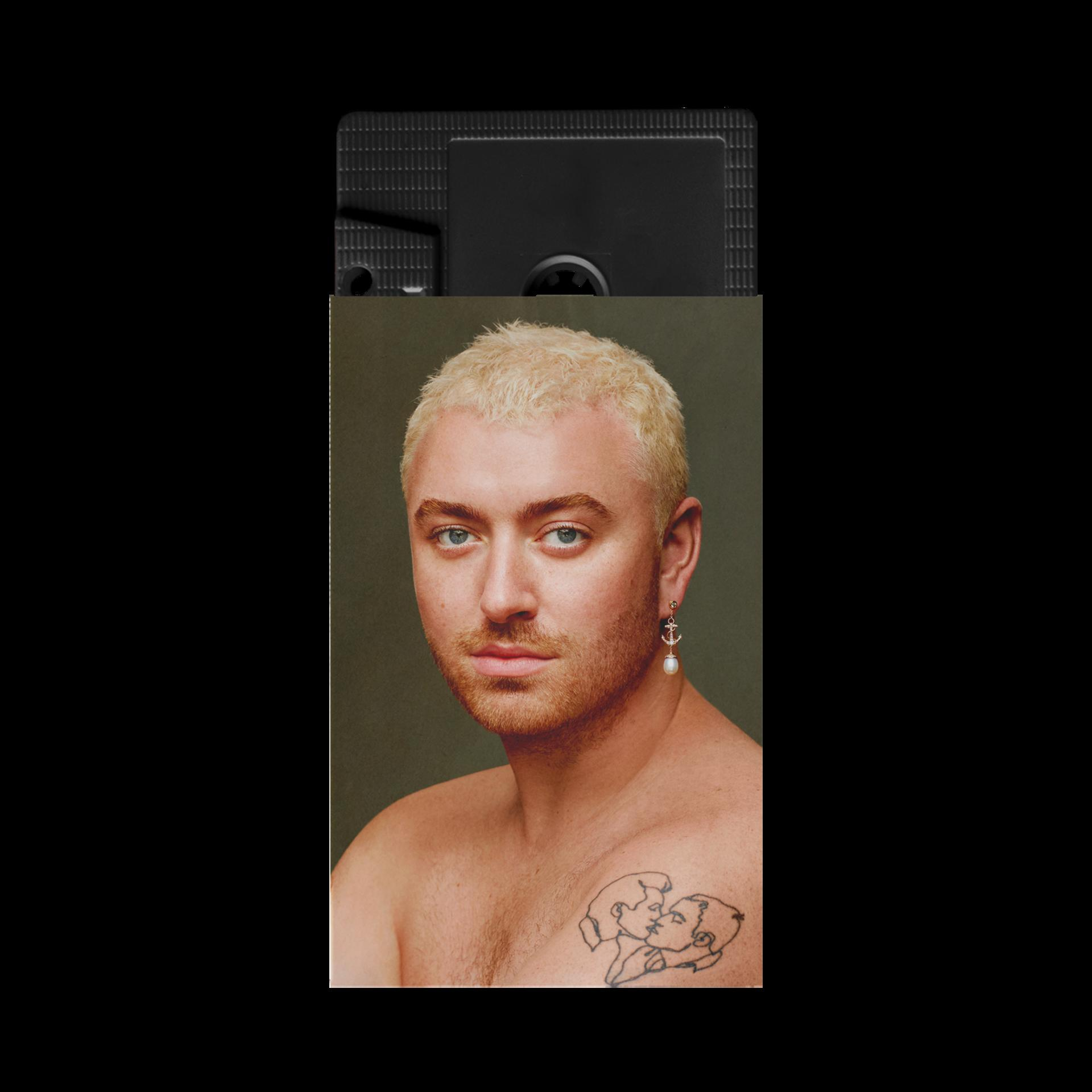 Sam Smith mit blonden Haaren und einem Tattoo. Eine Kassette befindet sich oben im Bild.