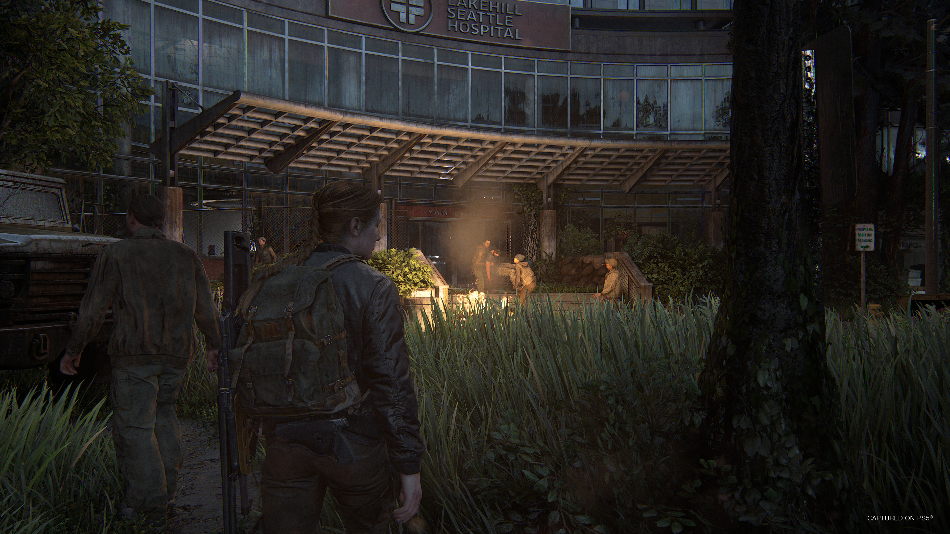 Szene aus einem Spiel. Personen vor einem Gebäude mit der Aufschrift: Lakehill Seattle Hospital.