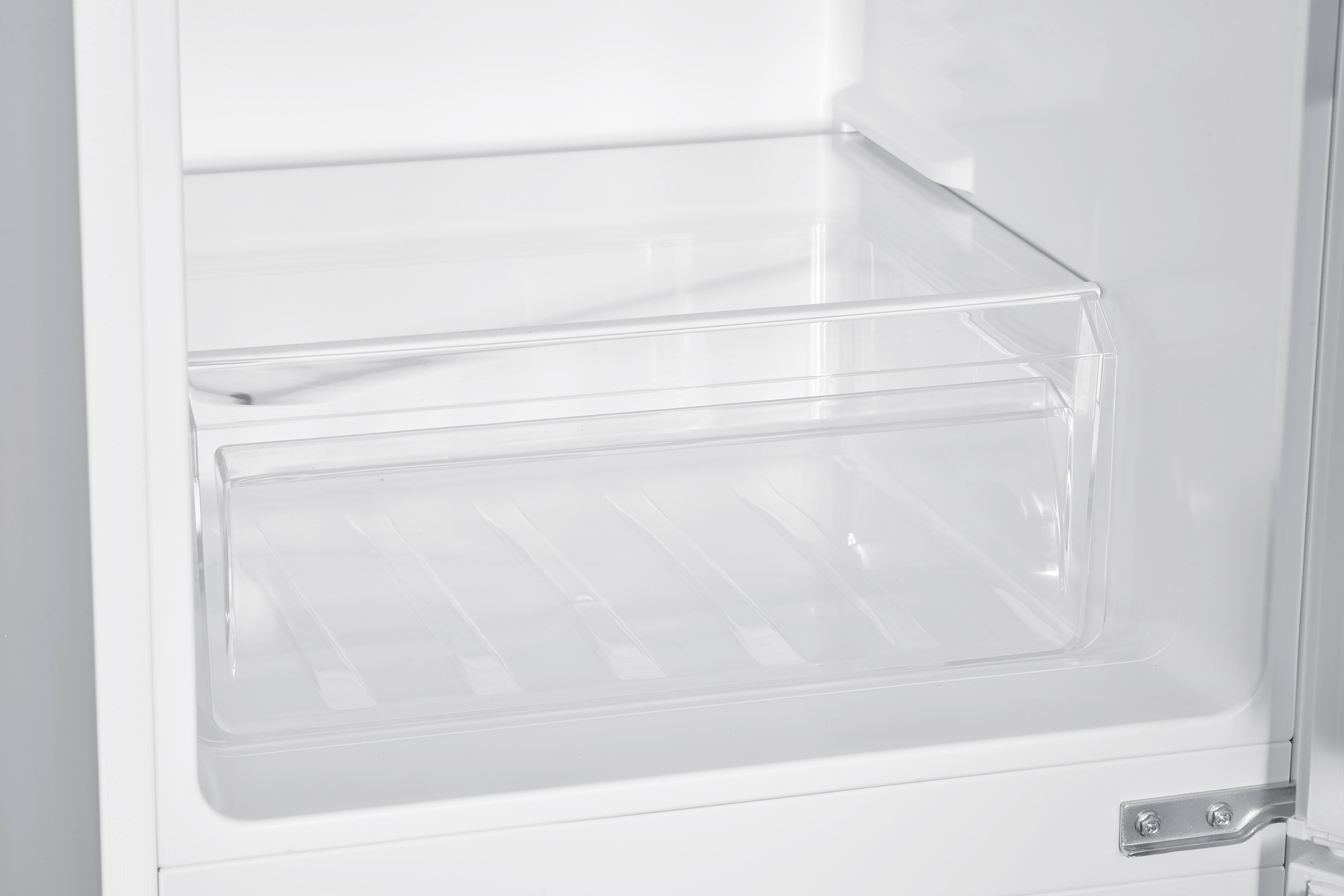 Nahaufnahme einer Kühlschublade, transparentes Plastik, in einem weißen Kühlschrank.