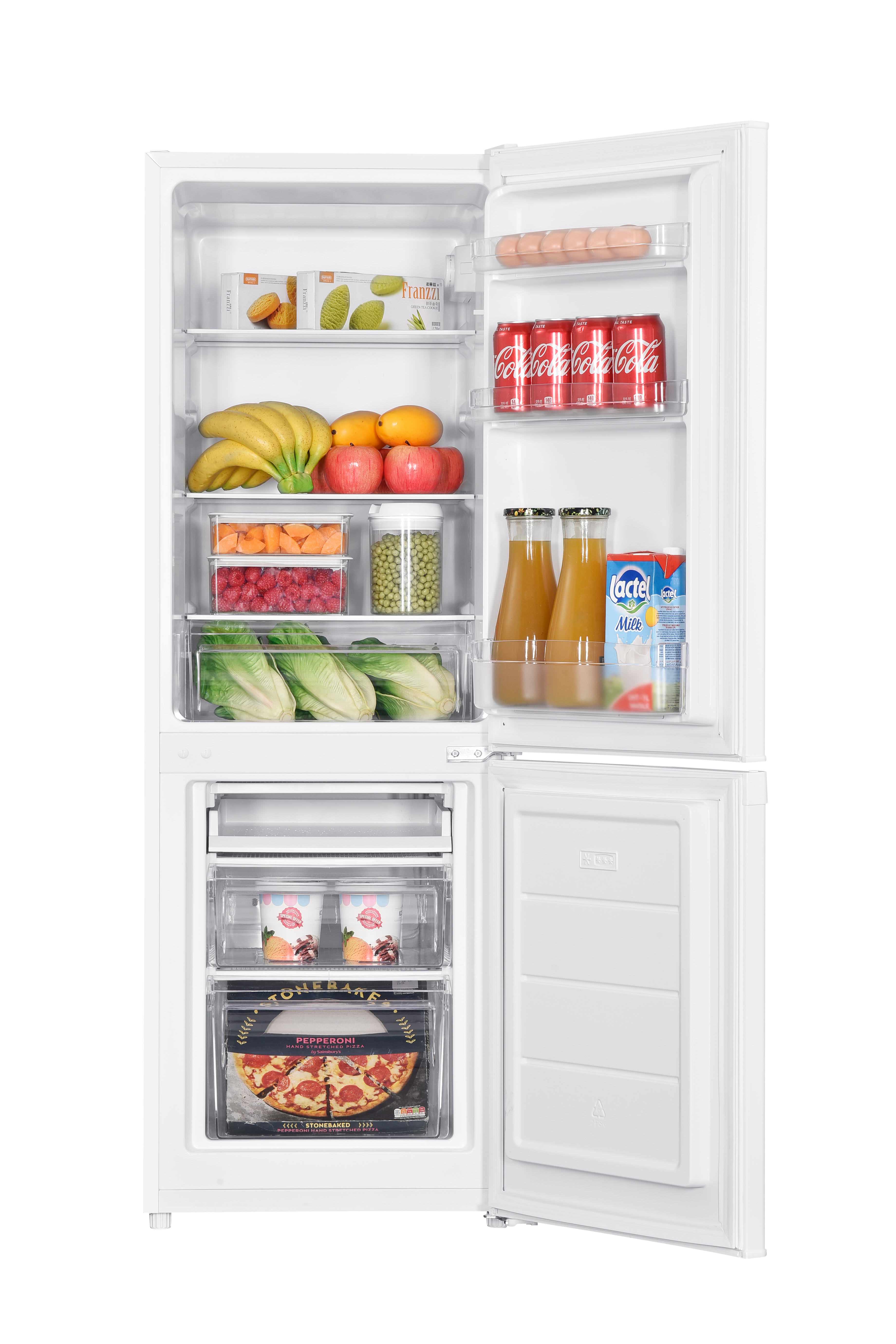 Ein weißer Kühlschrank mit offener Tür, gefüllt mit Lebensmitteln.