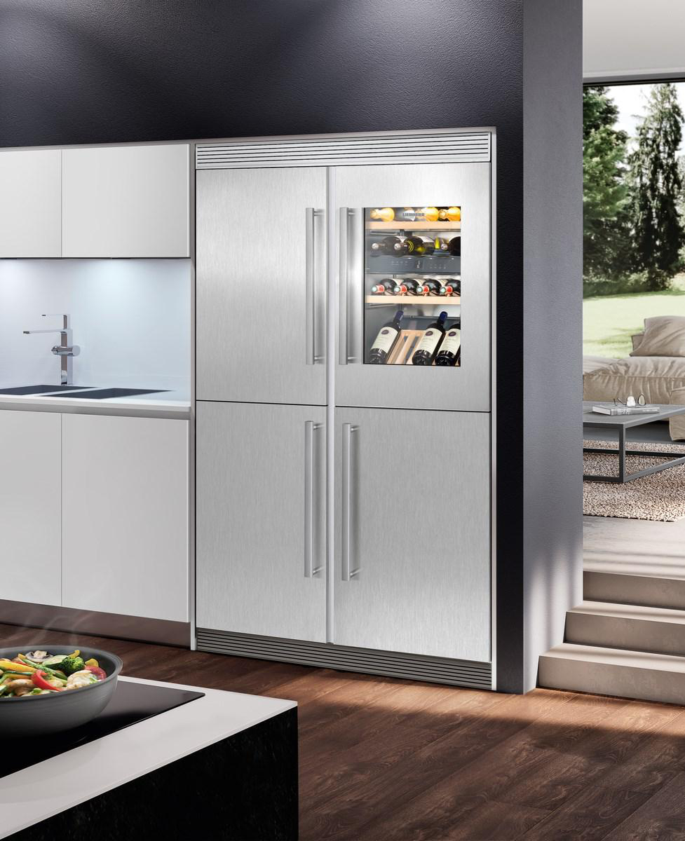 Ein Kühlschrank aus Edelstahl mit zwei Türen. Ein Fenster zeigt Weinflaschen im Inneren.
