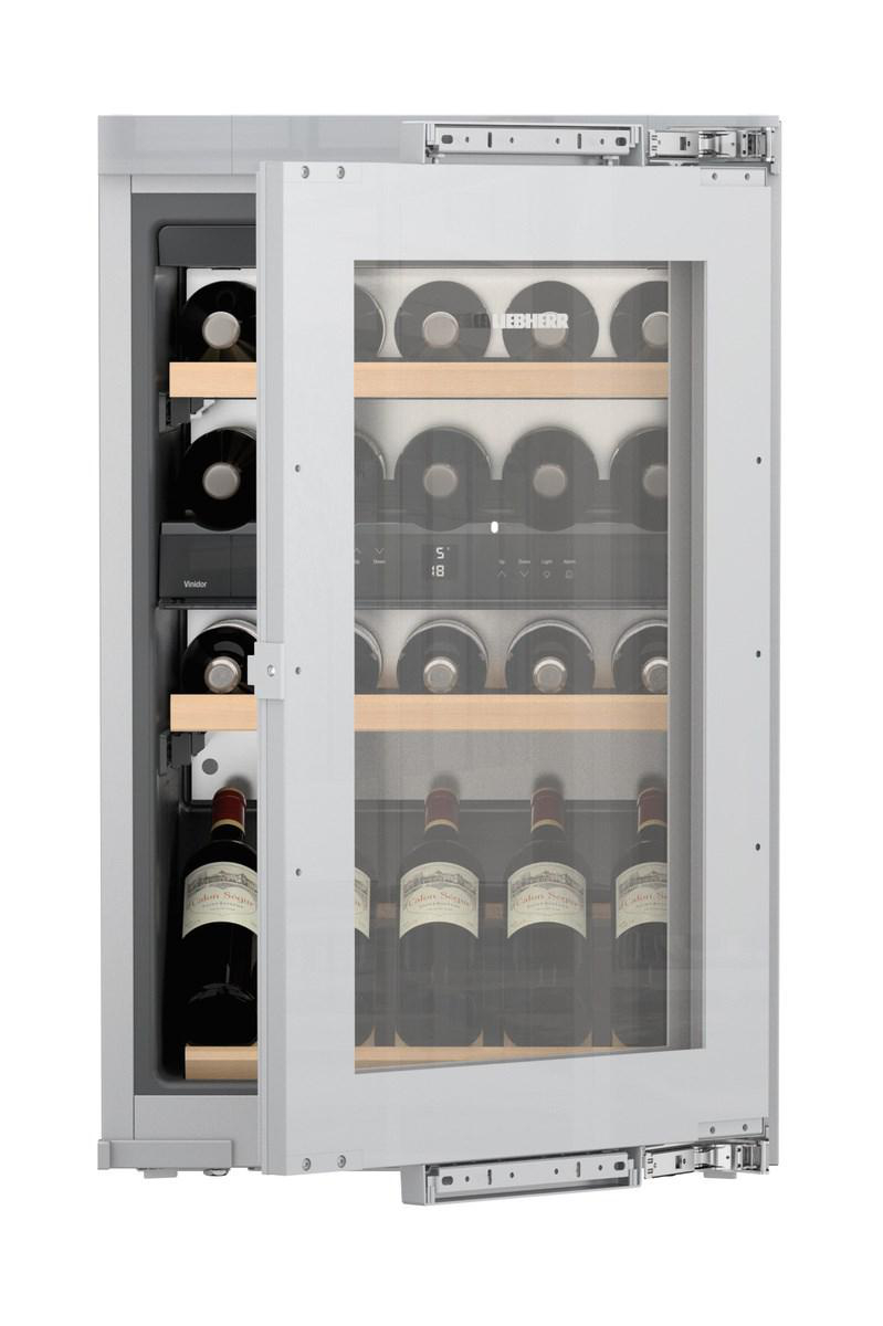 Weinkühlschrank mit offener Tür, gefüllt mit Flaschen.