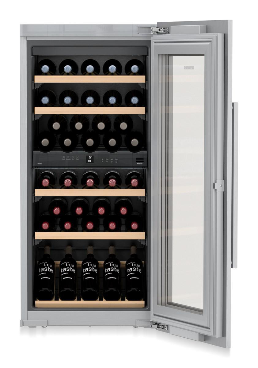 Ein Weinkühlschrank mit Glastür, gefüllt mit Weinflaschen. Die Tür ist offen.