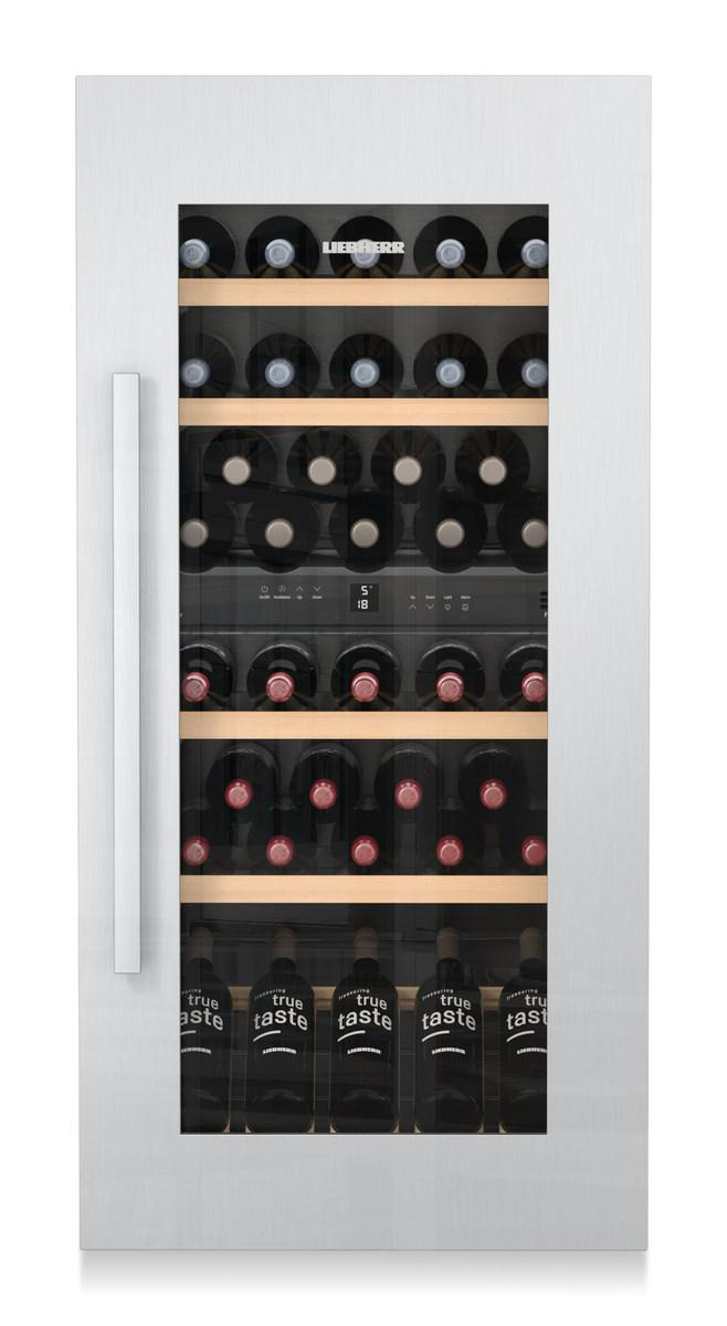 Weinkühlschrank mit Glastür, gefüllt mit Weinflaschen.