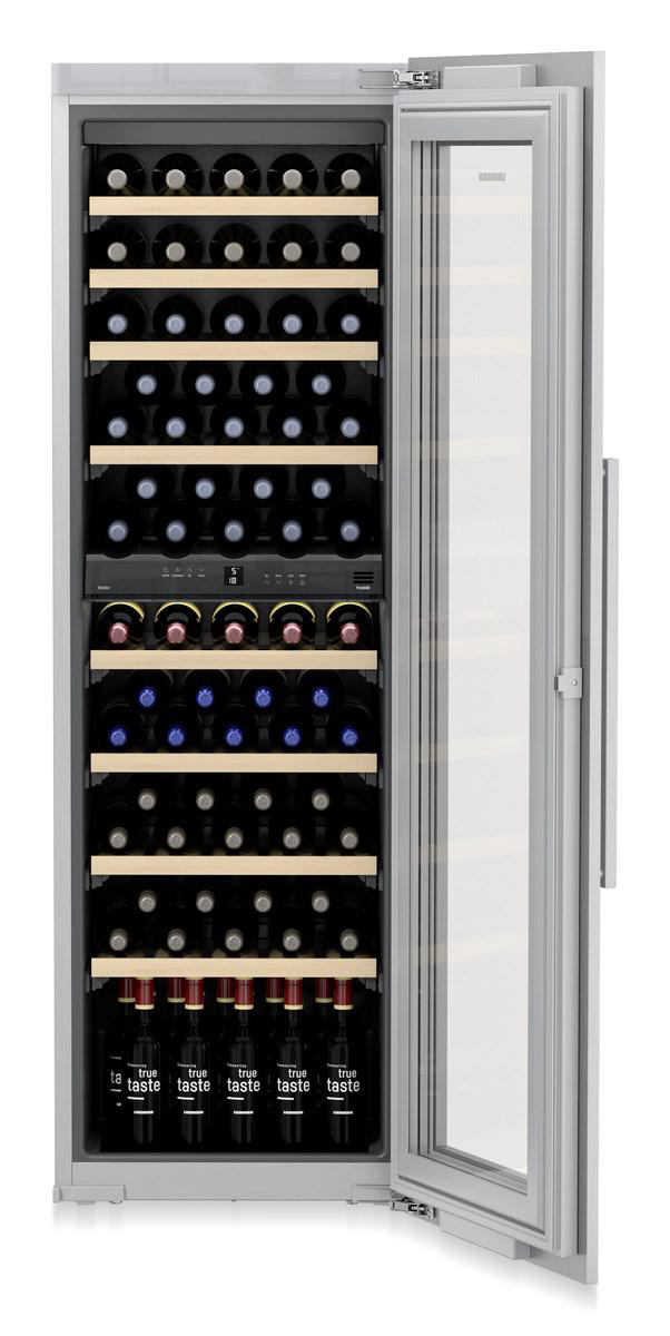 Weinkühlschrank aus Edelstahl mit Glastür, gefüllt mit Weinflaschen auf Holzregalen.
