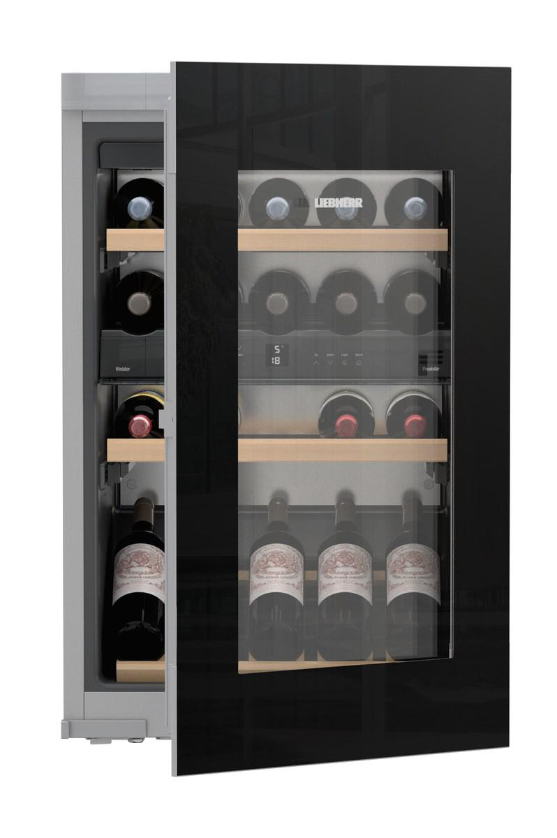 Ein Weinkühlschrank mit durch Glas sichtbaren Flaschen, geöffnet, um weitere Flaschen auf Regalen zu zeigen.