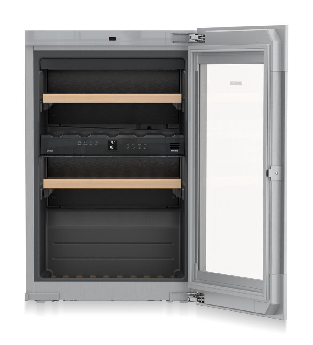Ein offener Kühlschrank mit Glastür, der Regale und Innenteile zeigt. Der Hintergrund ist weiß.
