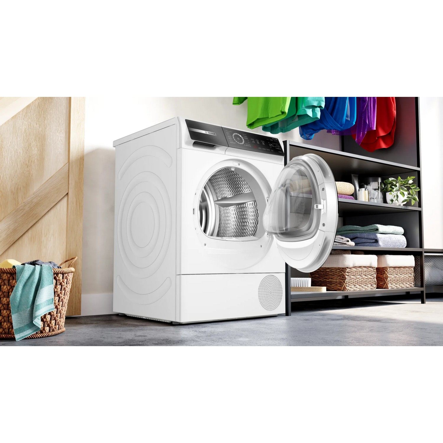 Un sèche-linge blanc avec une porte ouverte, un panier à linge et des étagères avec des serviettes.