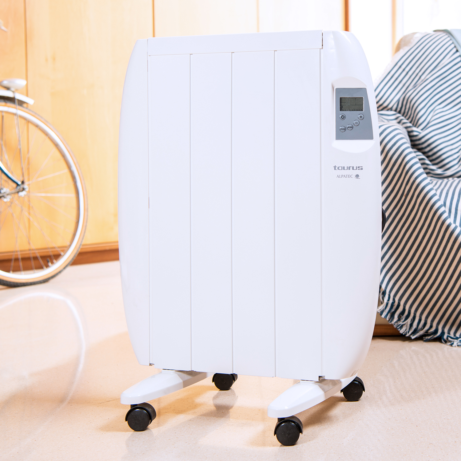 Un calefactor eléctrico blanco sobre ruedas. Una bicicleta en el fondo.