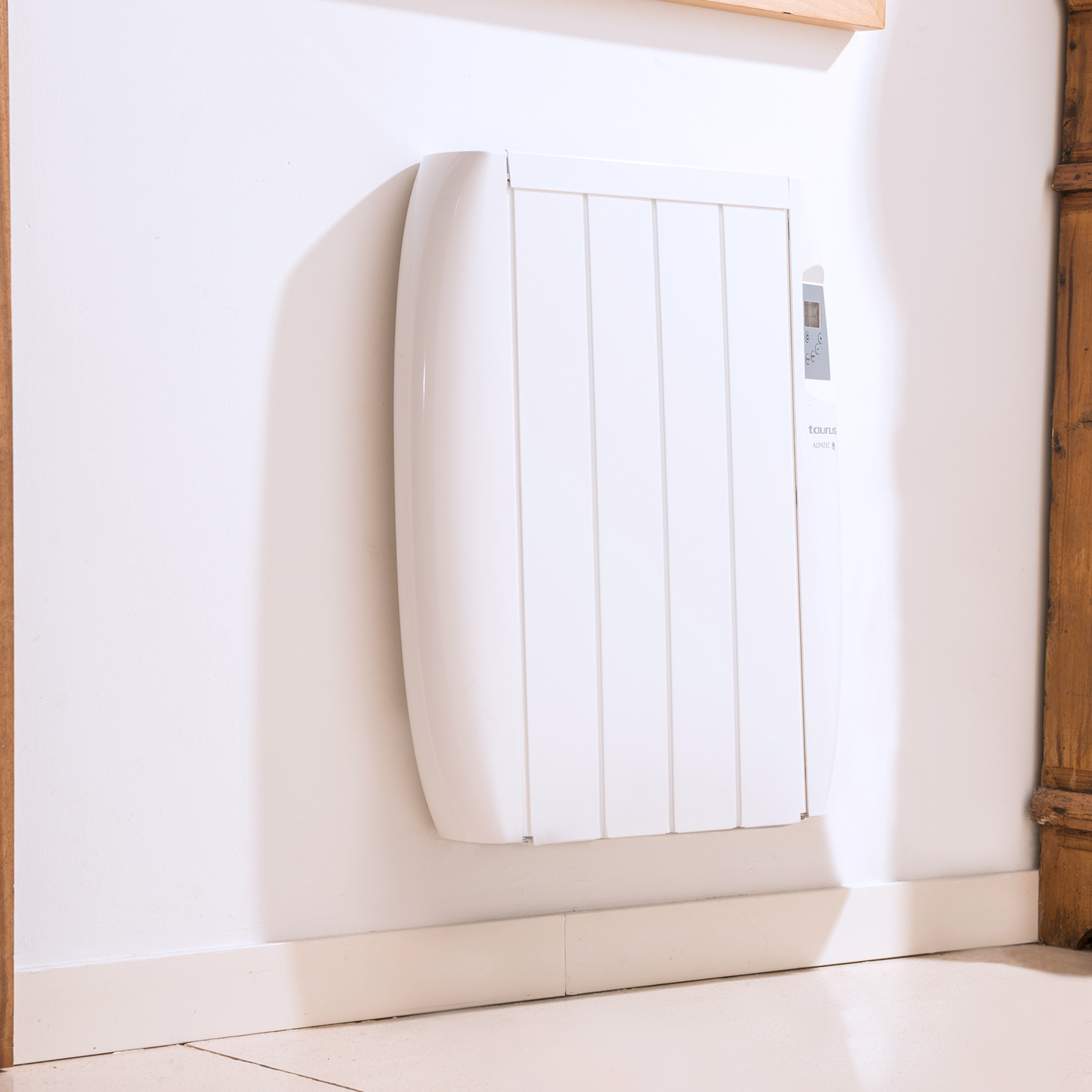 Calentador eléctrico blanco montado en la pared. Tiene líneas verticales.