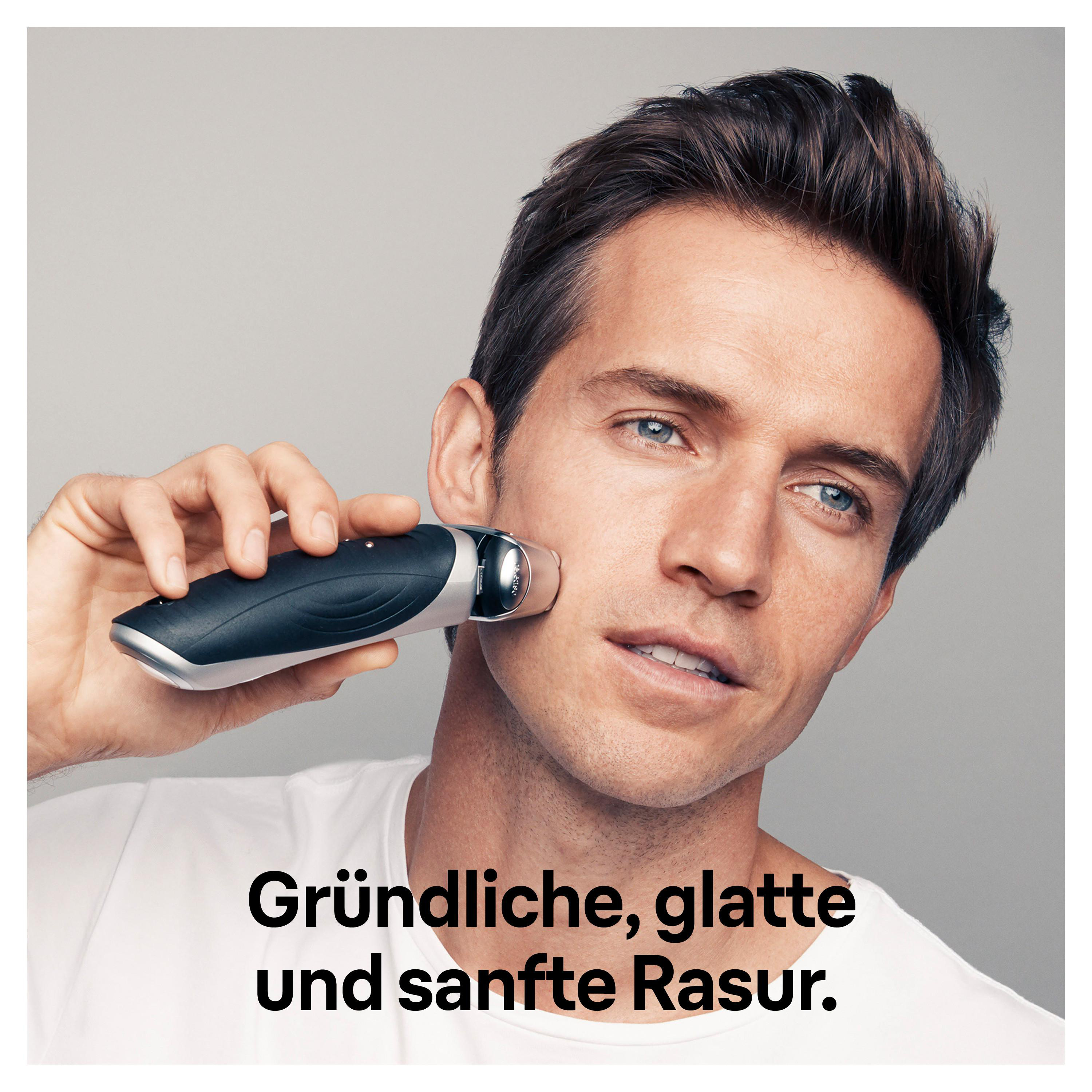 Mann rasiert sein Gesicht mit einem elektrischen Rasierer. Text: Gründliche, glatte und sanfte Rasur.