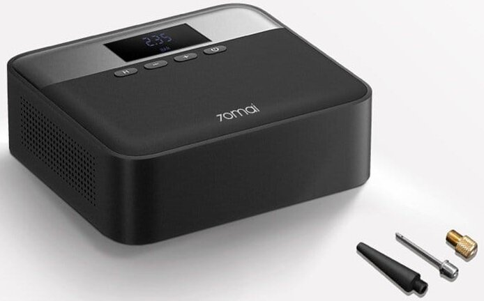 Czarny przenośny kompresor powietrza z wyświetlaczem cyfrowym i trzema dyszami.