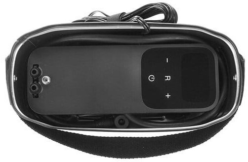 Czarno-srebrne urządzenie, prawdopodobnie pompka do opon samochodowych, w czarnej obudowie.