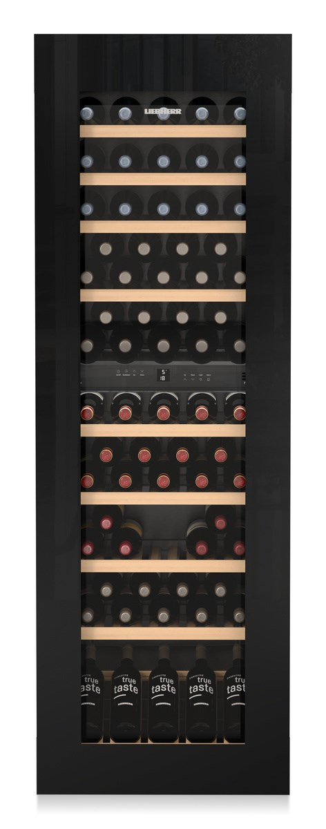 Weinkühlschrank mit mehreren Reihen Weinflaschen hinter Glas. Der Kühlschrank ist schwarz.