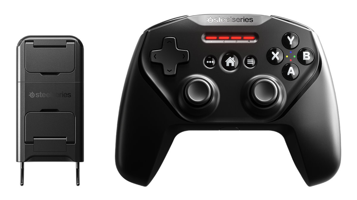 Czarny kontroler SteelSeries i stacja ładująca, oba na białym tle.