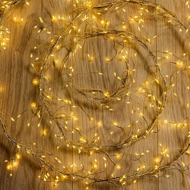 Światła sznurkowe w spiralny wzór na drewnianej powierzchni. Światła są żółte.