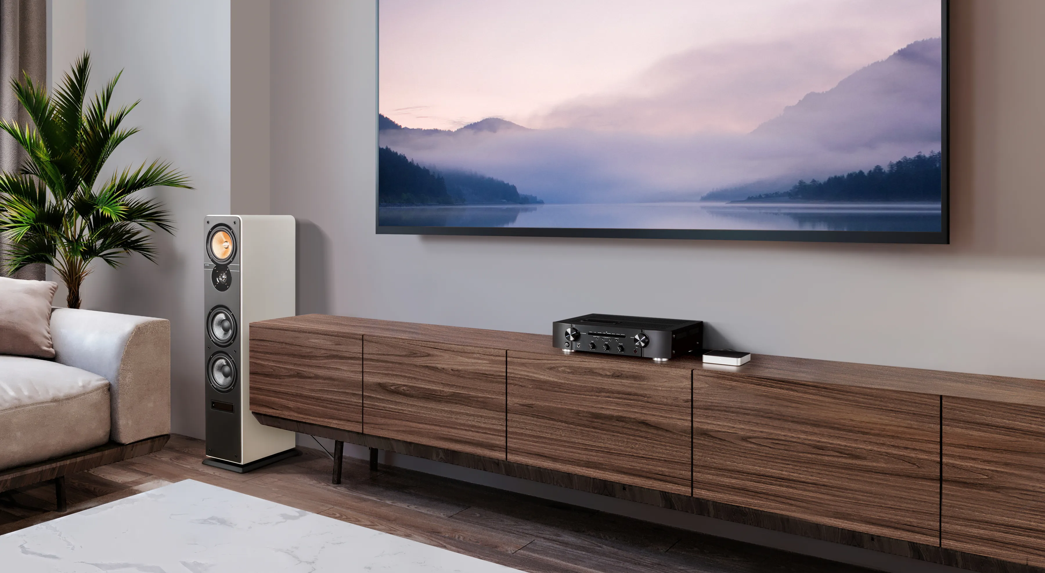 Soggiorno con una grande TV, mobile in legno e un altoparlante.