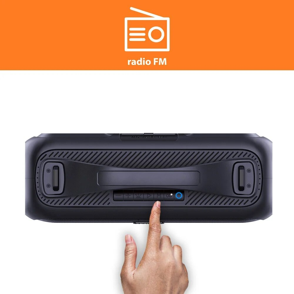 Czarny głośnik z uchwytem i przyciskami, palec naciska przycisk. Pomarańczowe tło z logo radia FM.