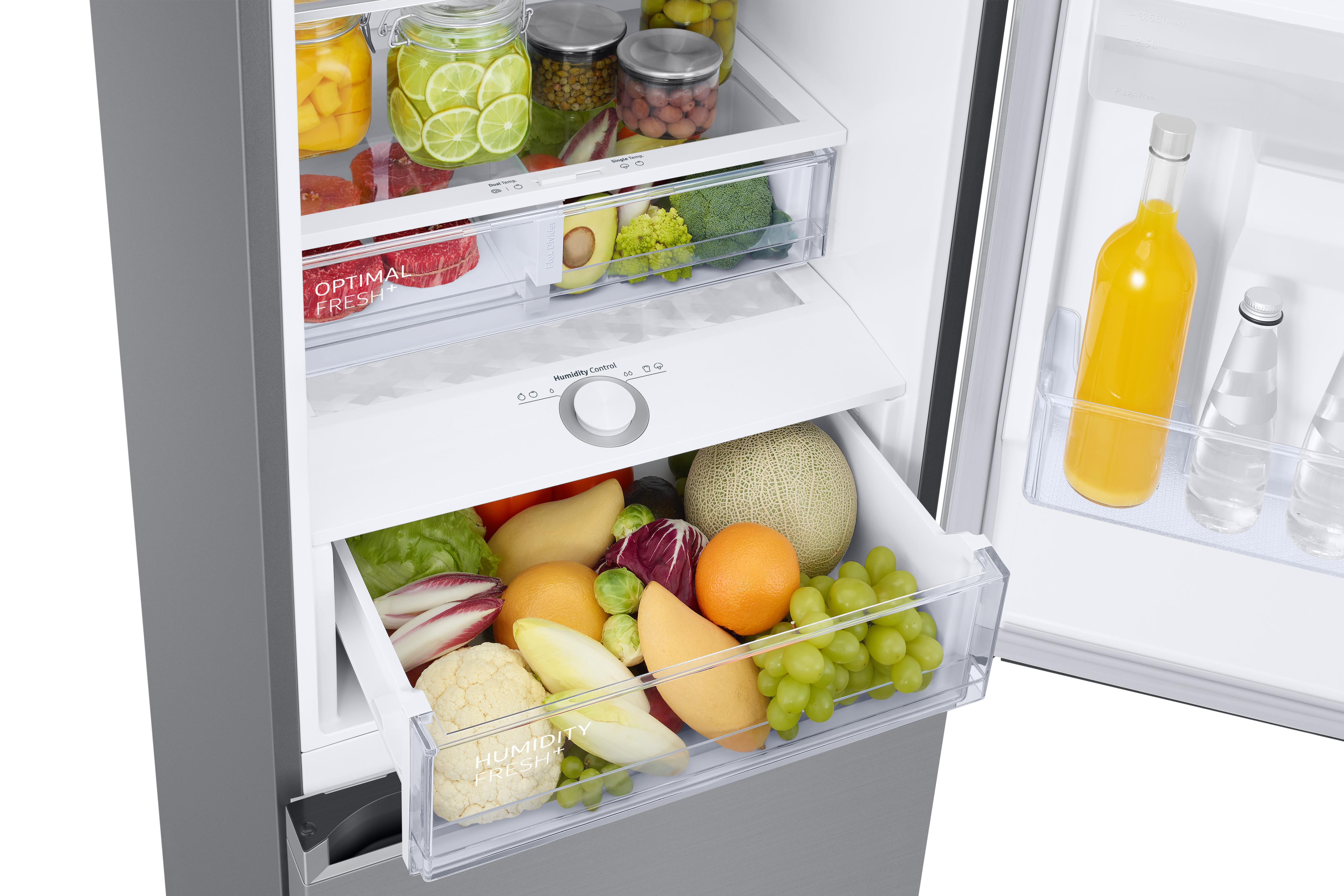 Geöffneter Kühlschrank mit Schubladen voller Obst, Gemüse und anderer Lebensmittel. Glasscheiben sichtbar.