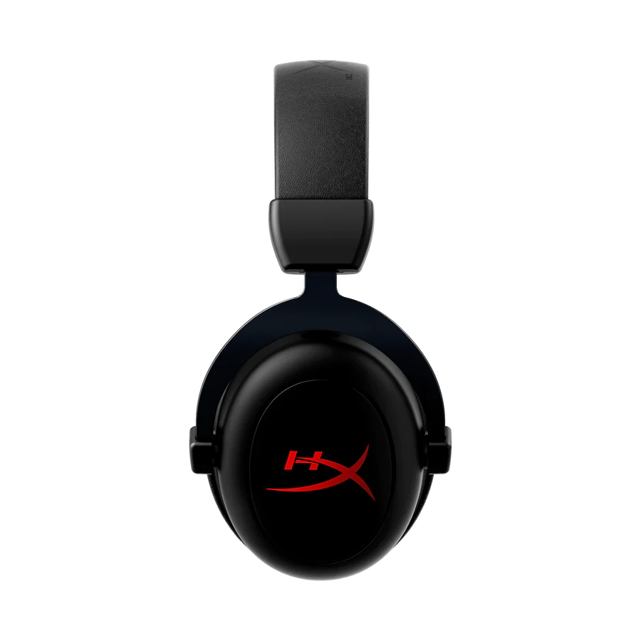 Auriculares negros con un logo rojo.