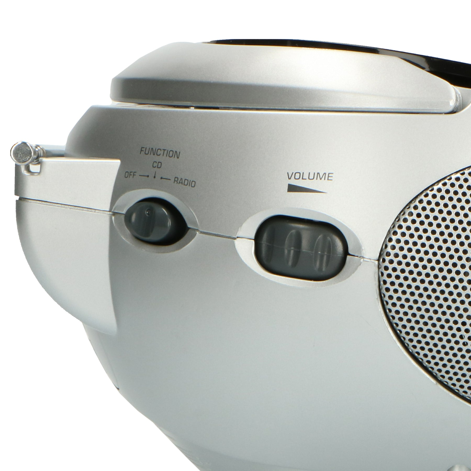 Silberne Boombox, Nahaufnahme der Bedienelemente: CD/Aus/Radio-Taste, Lautstärkeregler und Lautsprechergrill.