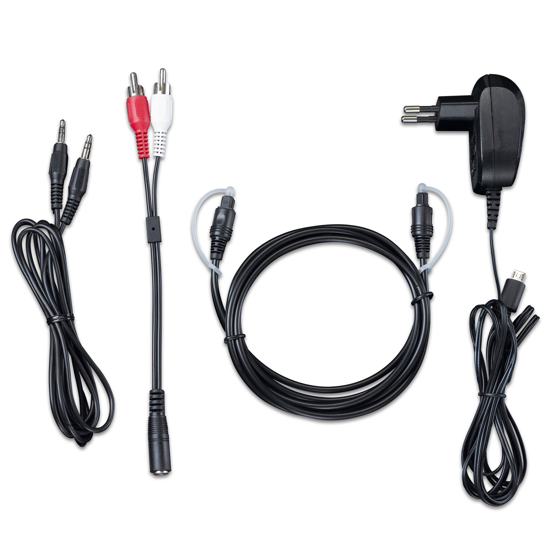 Verschiedene Kabel und ein Netzteil für elektronische Geräte, angeordnet auf einer weißen Oberfläche.