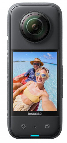 Czarna kamera Insta360 wyświetlająca selfie dwóch osób w oceanie.