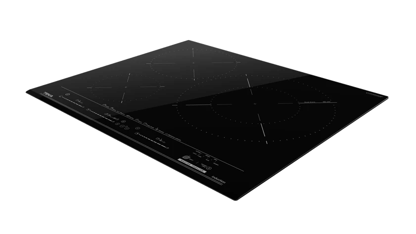 Placa de inducción negra con tres zonas de cocción. Diseño elegante y moderno sobre fondo negro.