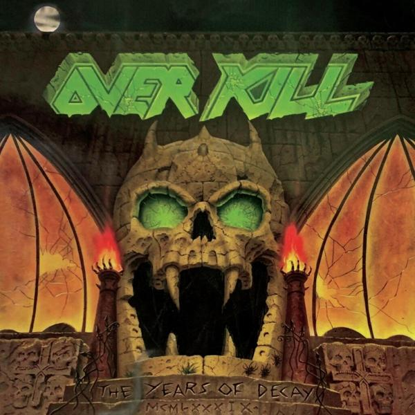Az Overkill "The Years of Decay" című albumának borítója, amely egy koponya-szerű szerkezetet ábrázol zöld szemekkel.