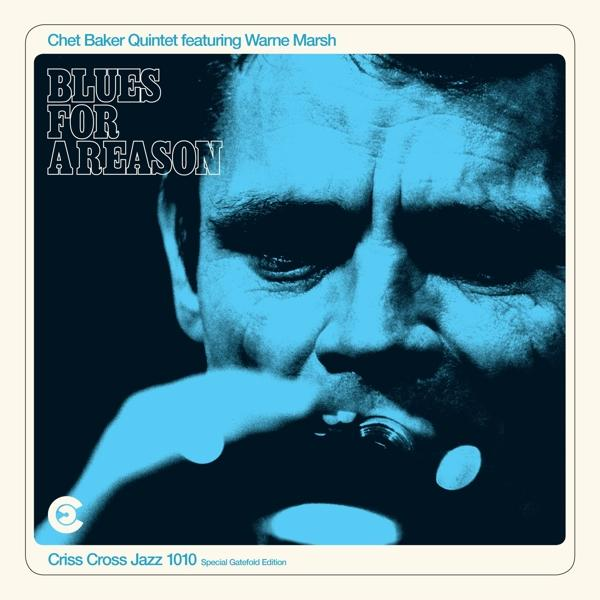 Kék Árnyalatú album borító, amelyen Chet Baker trombitál, a címe Blues for a Reason fehér betűkkel.