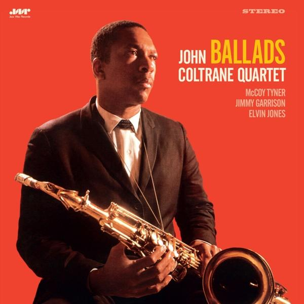 A John Coltrane Quartet "Ballads" című albumának borítója. Egy öltönyös férfi szaxofont tart piros háttér előtt.