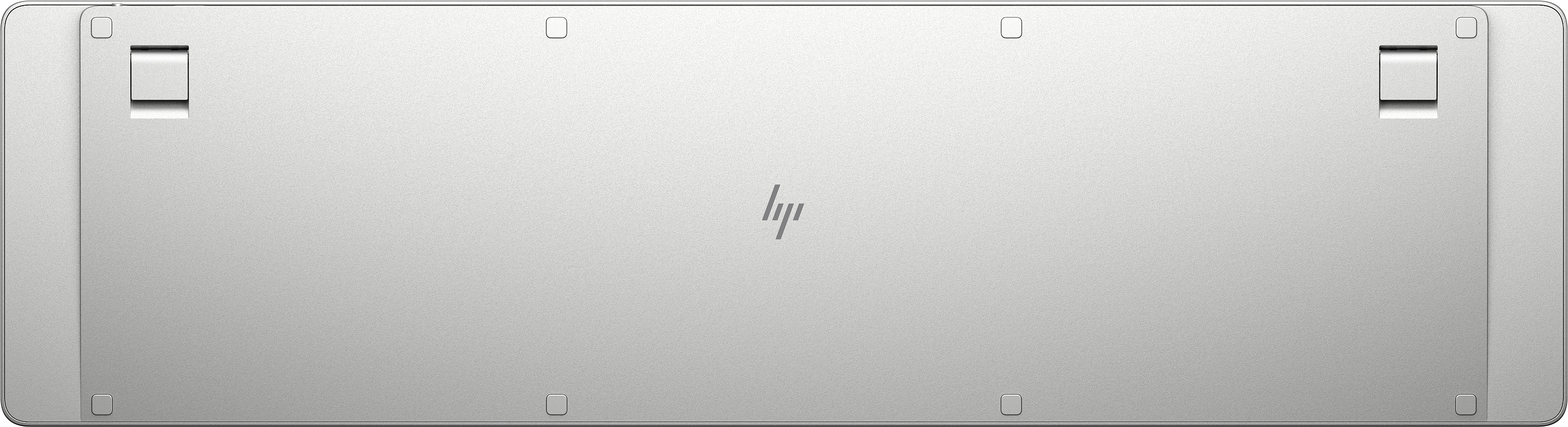Die Unterseite einer silbernen Tastatur. Das HP-Logo ist in der Mitte sichtbar.