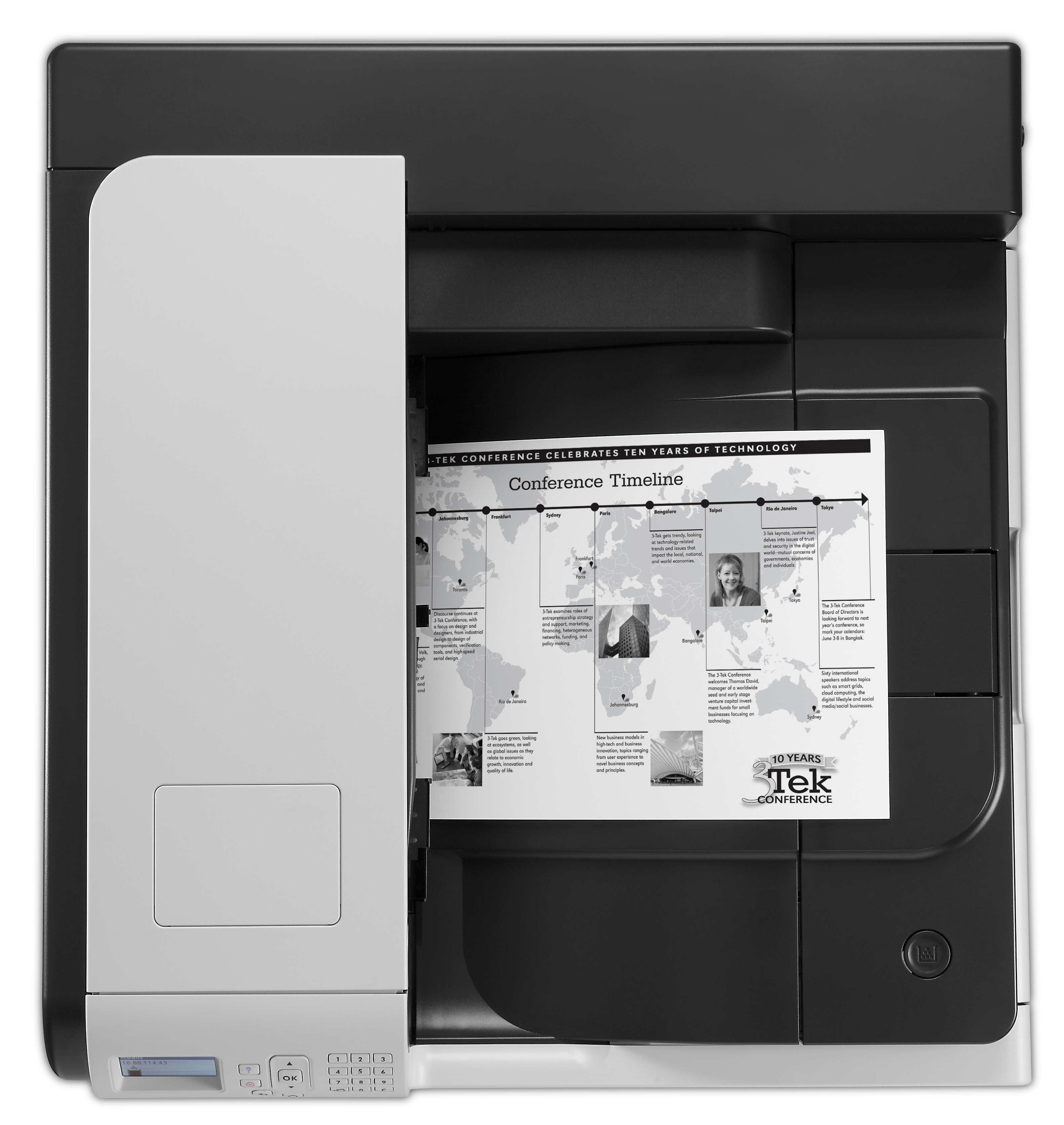 Ein Drucker, der ein Dokument mit einer Weltkarte und Text druckt, im Inneren eines Druckers.