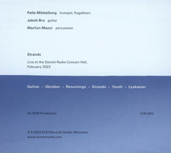 Weißer Text auf einem blau-lila Farbverlaufshintergrund. Der Text enthält Namen und Songtitel.