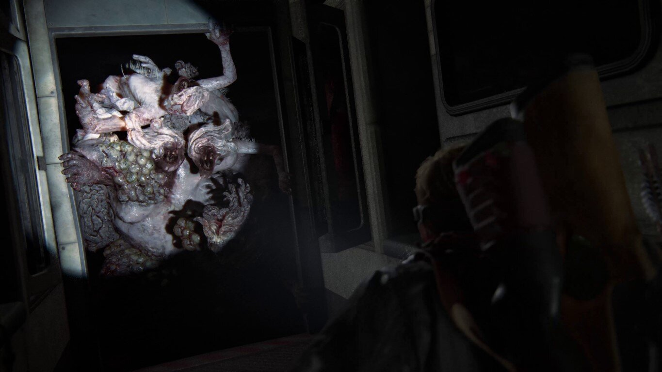 Scena z gry z potworem podobnym do zombie i osobą celującą bronią w ciemnym tunelu.