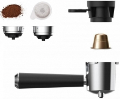 Kaffeemaschinenkomponenten: Kaffeepulver, Kapsel, Siebträger, Filterkörbe, Kapsel und schwarz-silberne Teile.