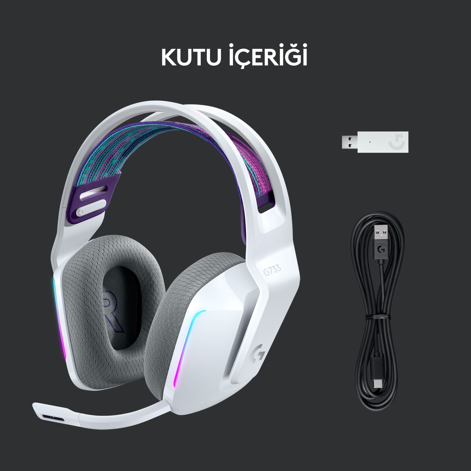 Beyaz oyun kulaklığı, beyaz mikrofon, siyah kablo ve USB dongle ile koyu bir arka planda.